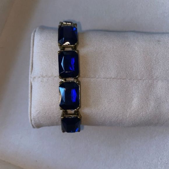 Various bracelets and bangles. All in fine condition​ - Picture 5 of 10